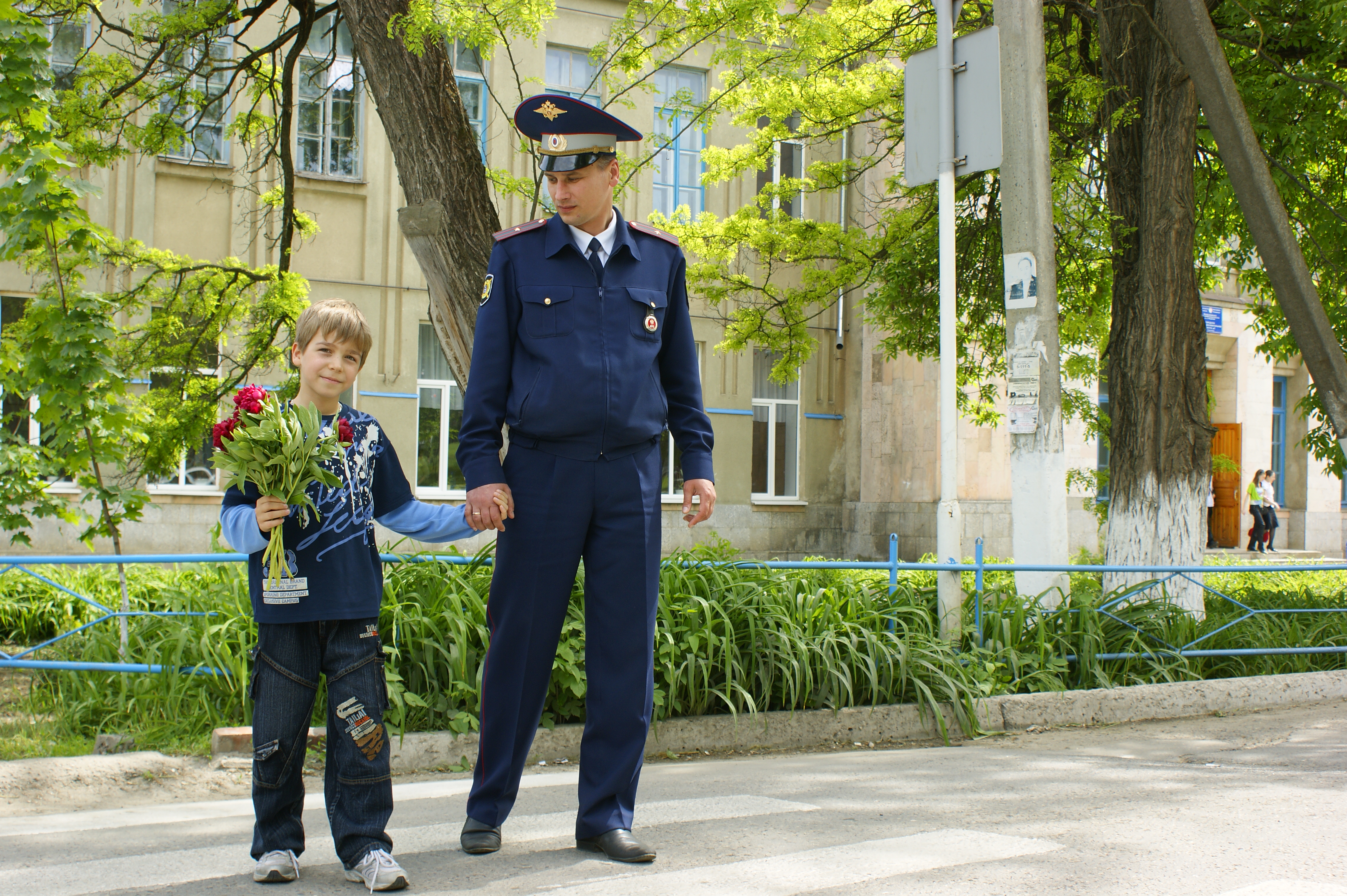 Сын полиции в. Полицейский сребенеои. Полиция для детей. Детский милиционер с детьми. Добрая полиция.